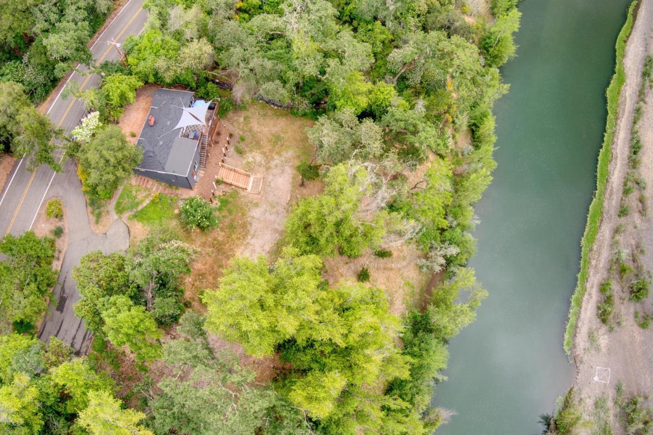 Rivers Breeze Relaxing Riverside Cabin With Private Suite Kayaks Хилдсбург Экстерьер фото