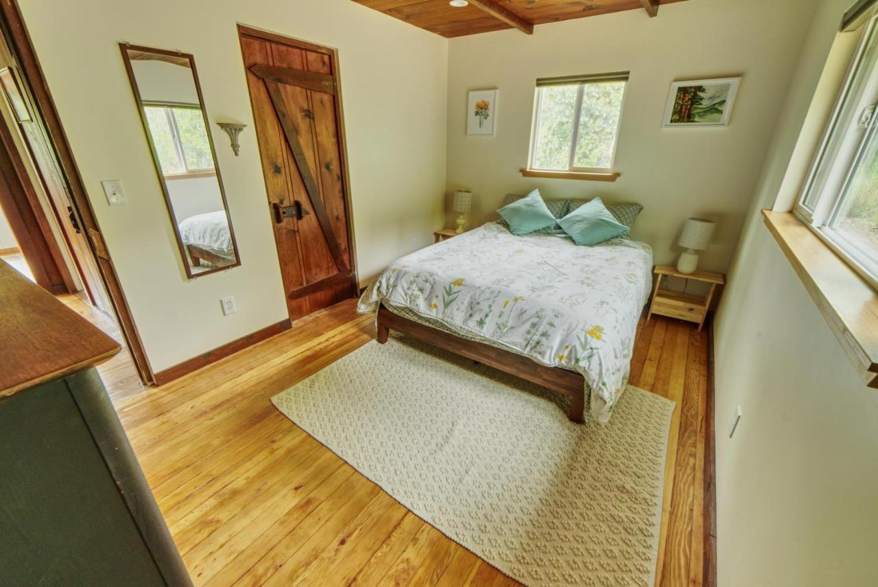Rivers Breeze Relaxing Riverside Cabin With Private Suite Kayaks Хилдсбург Экстерьер фото