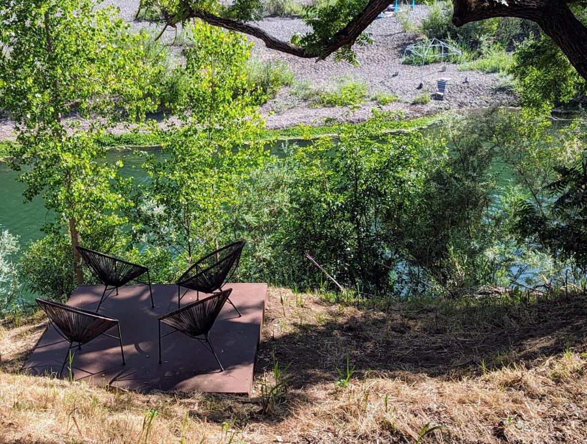 Rivers Breeze Relaxing Riverside Cabin With Private Suite Kayaks Хилдсбург Экстерьер фото